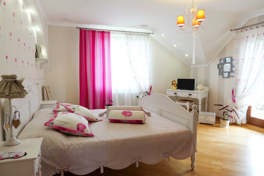 Просторе домоволодіння в передмісті, поблизу лісу!