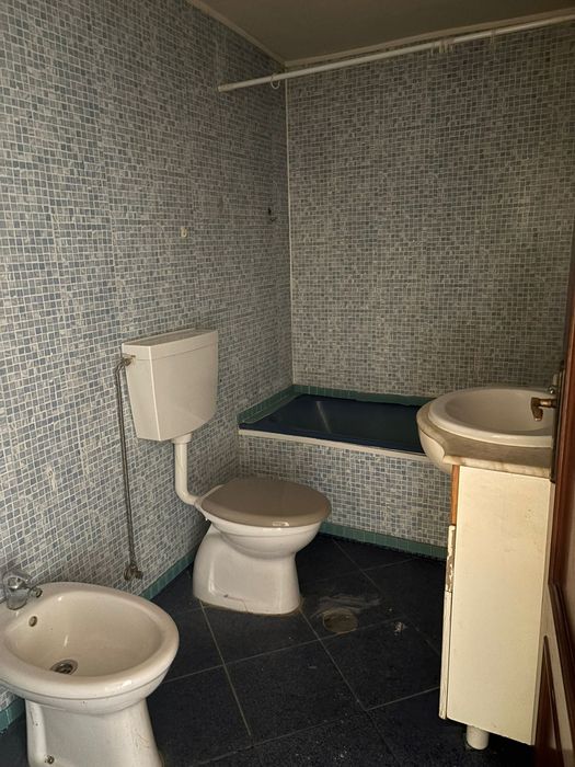 Anexo !com 2 quartos e 1 casa de banho