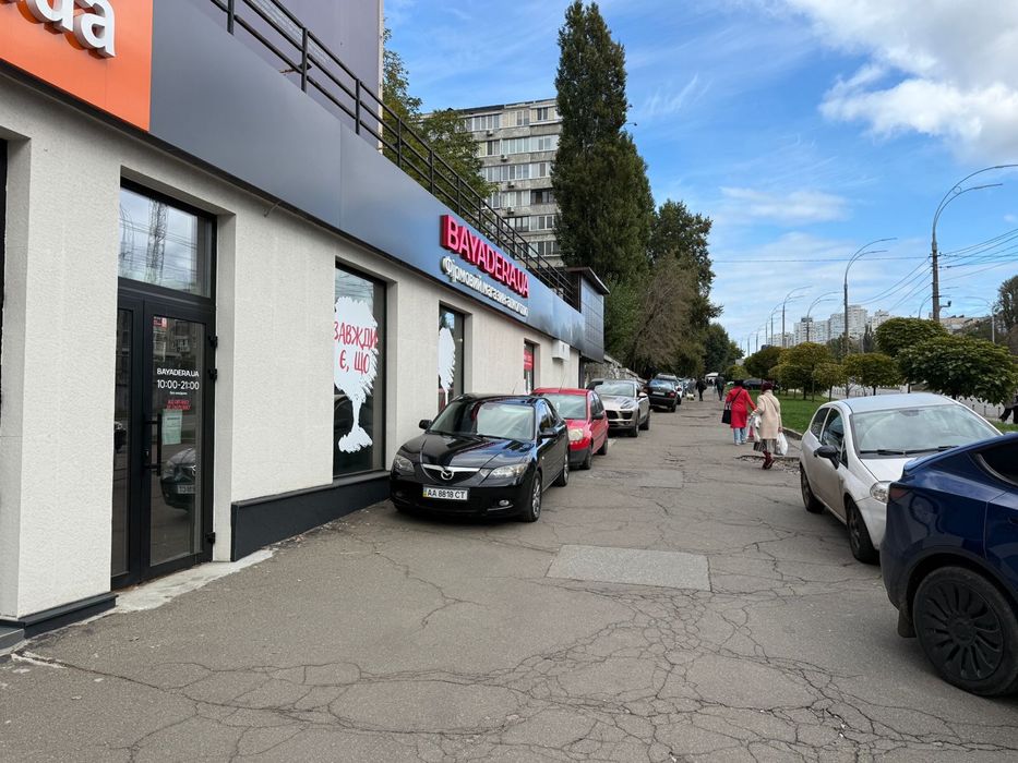 Фасадне приміщеня 135 кв.м, окремий вхід Міхновського 1.