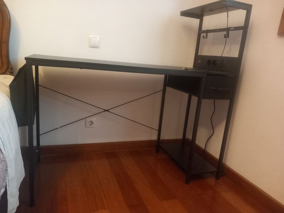 Secretária Industrial c/ Tomadas e Portas USB Integradas