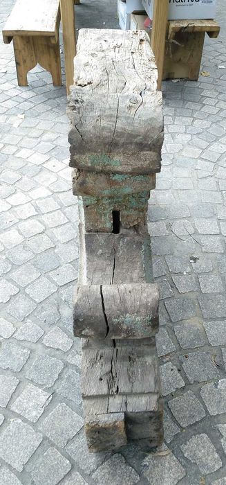 Antigo suporte de sino em madeira séc. XVIII/XIX