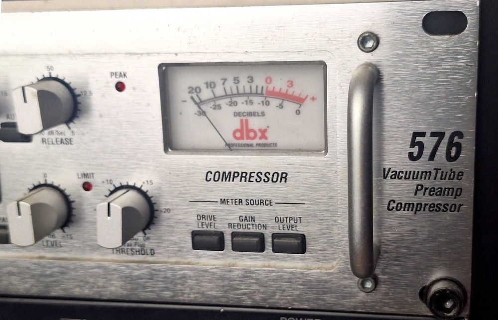dbx 576 Silver Series - Pré-amplificador e Compressor a válvulas