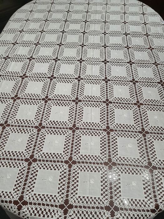 Toalha de mesa de renda e bordada