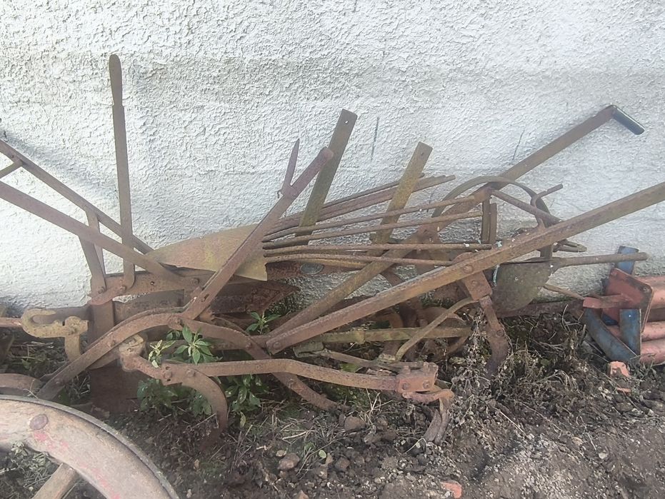 Roda carro bois e 2 arados antigos