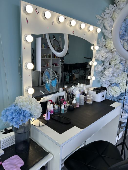 Туалетний столик з підсвіткою