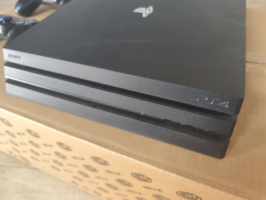 PS4 Pro 1TB + 2 comandos + 4 jogos