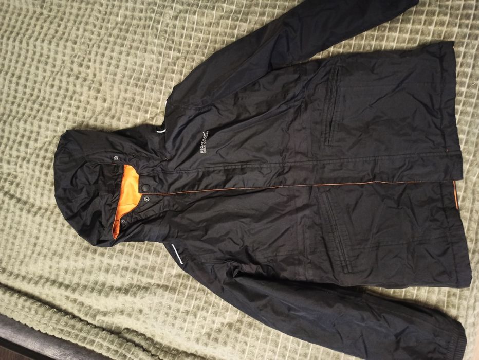 Продам куртку на осінь