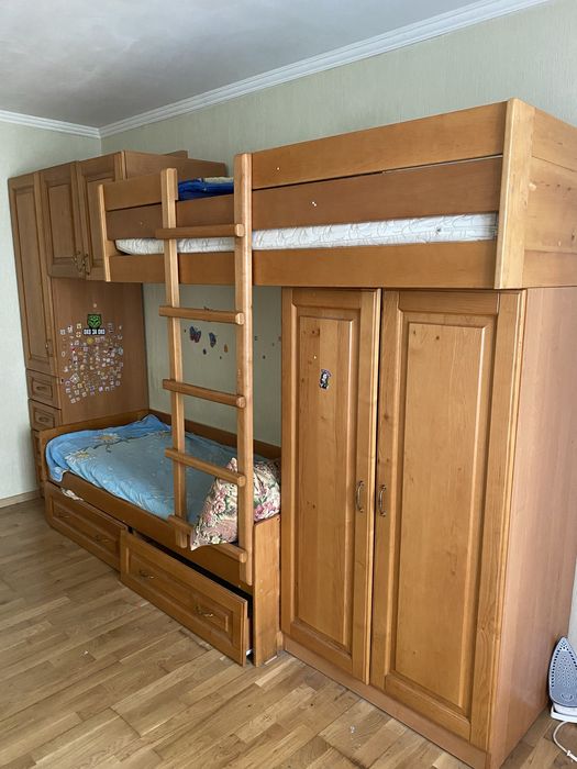 Деревʼяне двоярусне дитяче ліжко разом з шафами, б/у