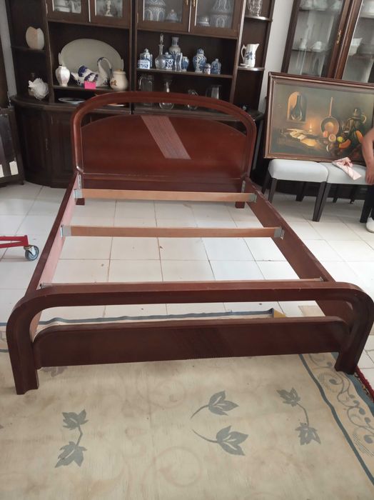 Vendo cama de madeira muito bonita.