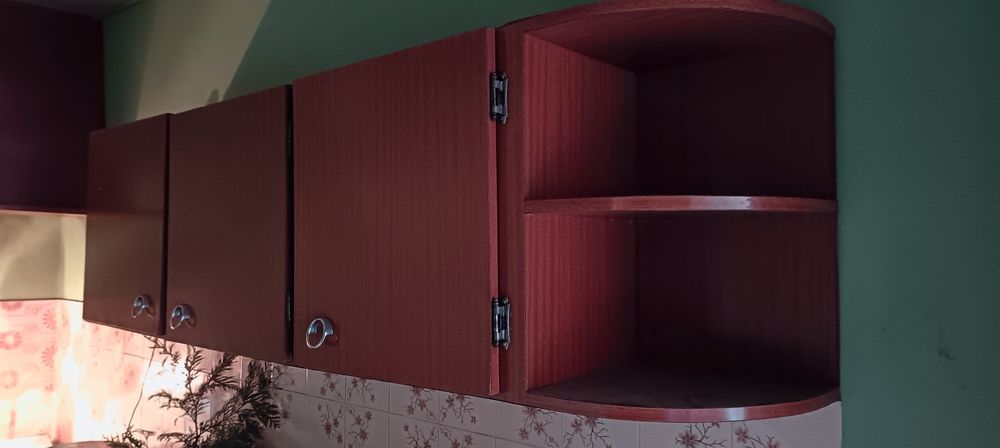 Móvel superior de cozinha, em fórmica, castanho.
Com mais de 20 anos m