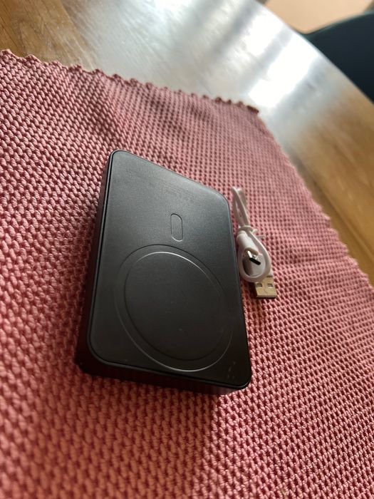 Павербанк на магніті