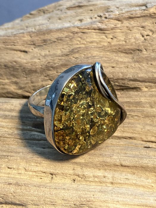 Pierścionek srebrny z zielonym bursztynem