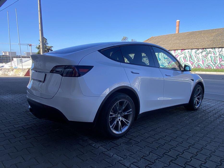 Tesla Model Y   LONG RANGE AWD ( 35 mil kms )