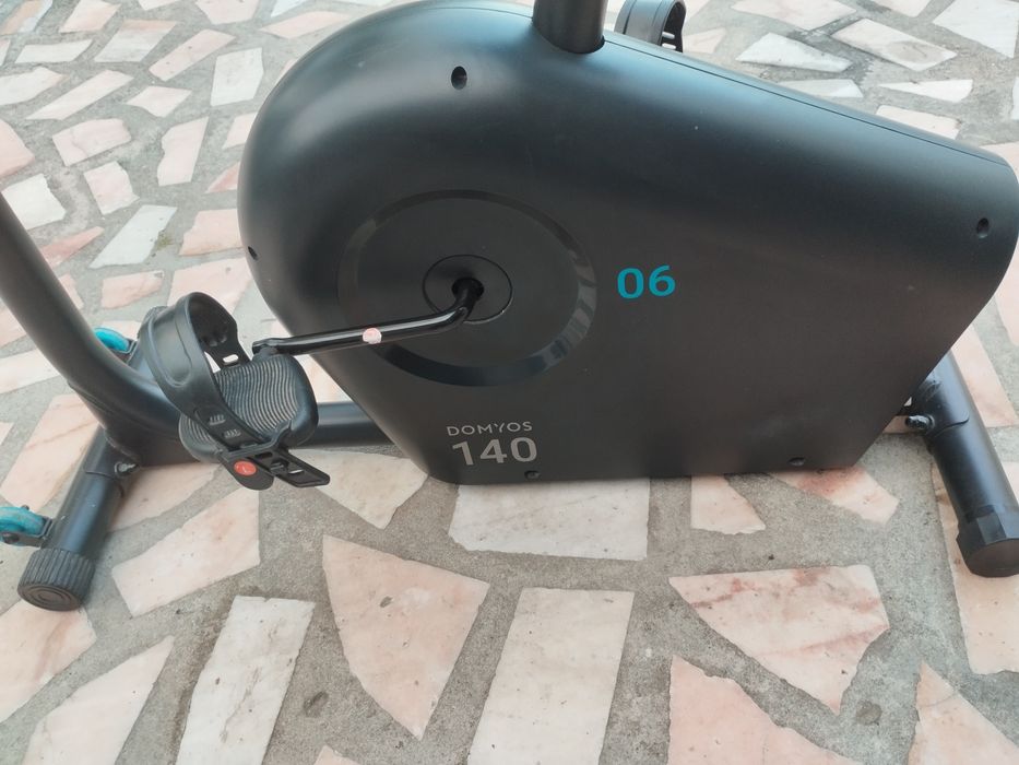 Bicicleta Estática Conectada e com Resistência Motorizada EB140 B