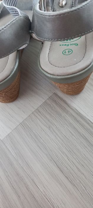 Sandały na koturnie Footflexx