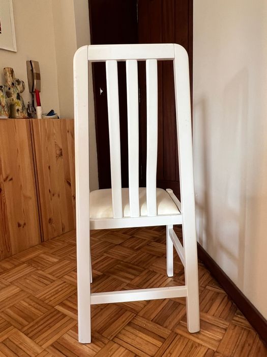 Cadeira branca com assento estofadado