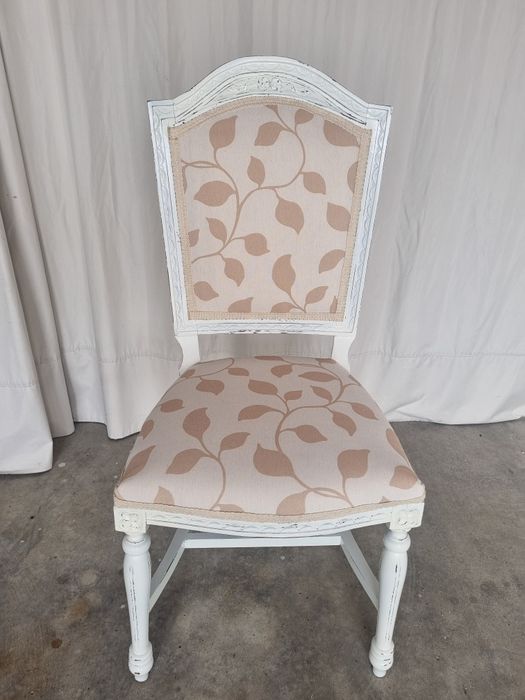 Cadeira antiga restaurada e mesa baixa