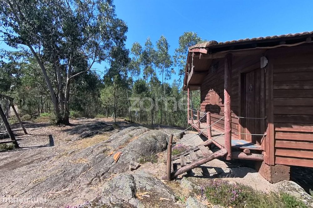 Terreno florestal de 18600 m2 com vistas panorâmicas.
