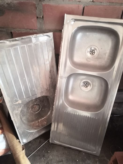Duas pias de cozinha