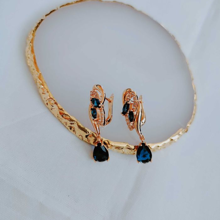 Nowe damskie kolczyki długie w kolorze złotym z niebieskimi cyrkoniam