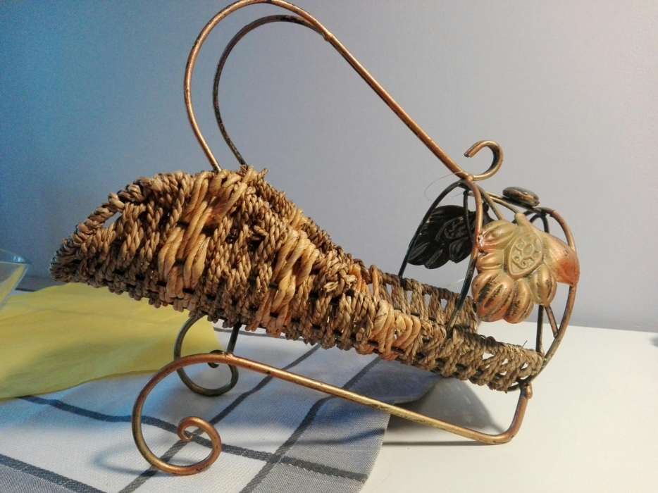 Stojak na wino metalowy.