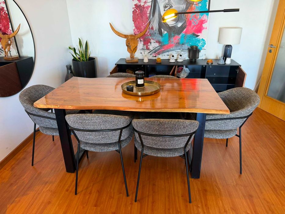 Conjunto mesa e cadeiras