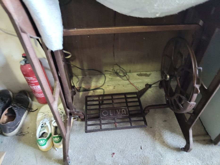 Móvel de máquina costura em ferro fundido OLIVA anos 60