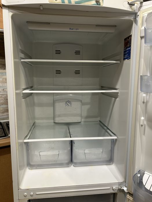 Холодильник Indesit no frost (потребує  ремонту)