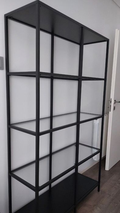 Estante preta com vidro ikea