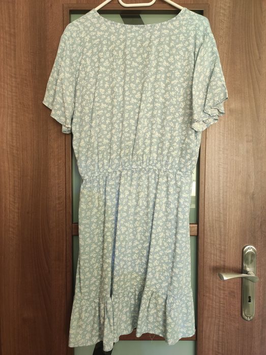 Niebieska sukienka w kwiaty Cropp XL 42