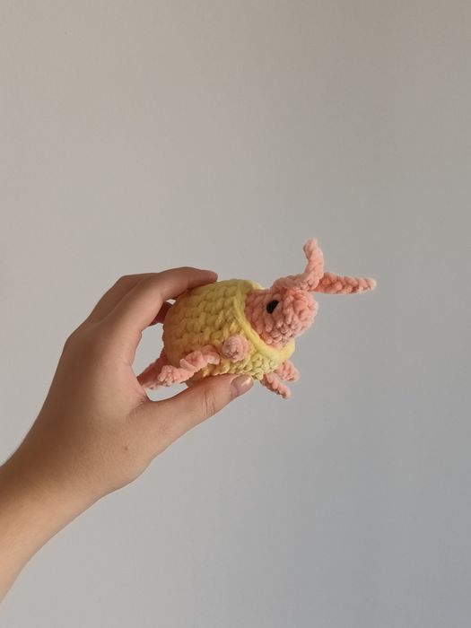 Peluche em crochê- camarão com roupinha