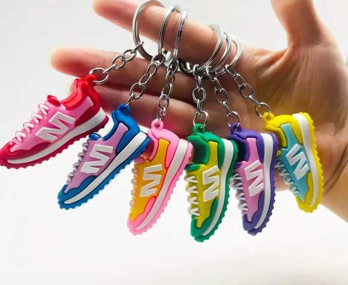 brelok do kluczy sneakersy