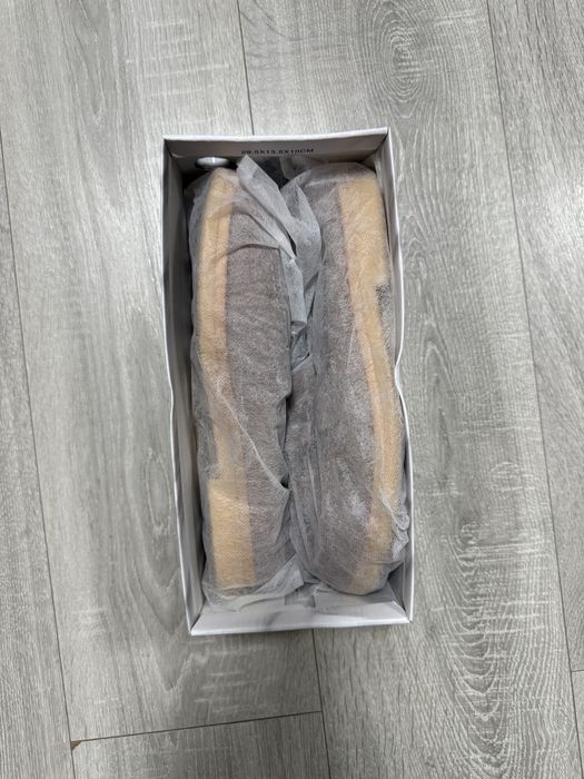 Замшеві бежеві лофери