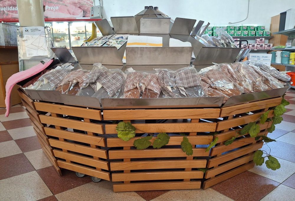 Expositor Inox com acabamentos em madeira