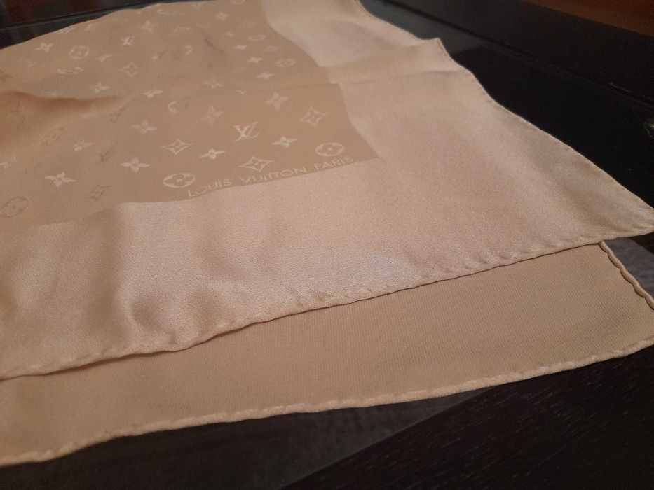 Lenço de seda de senhora, Louis Vuitton, Monograma Marfim.