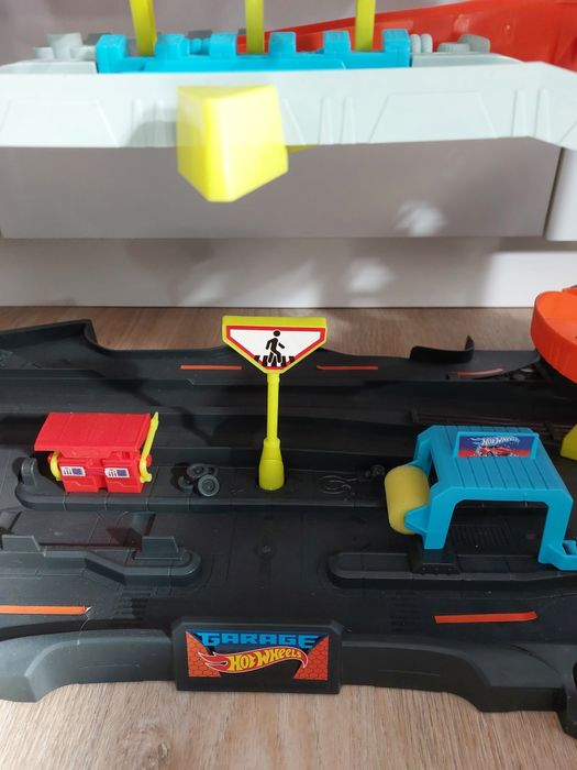 Hot wheels city mega garaż ze smokiem