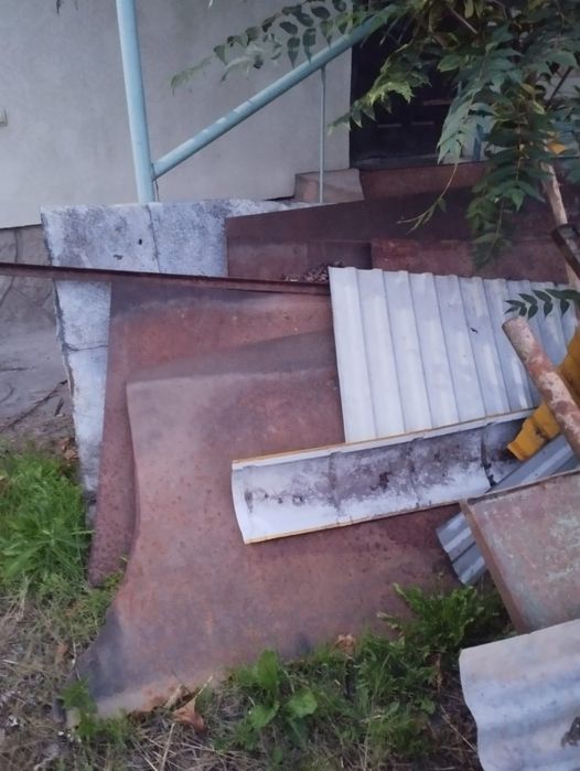 Турнік та залишки різних металевих виробів (огорожа, бляха)