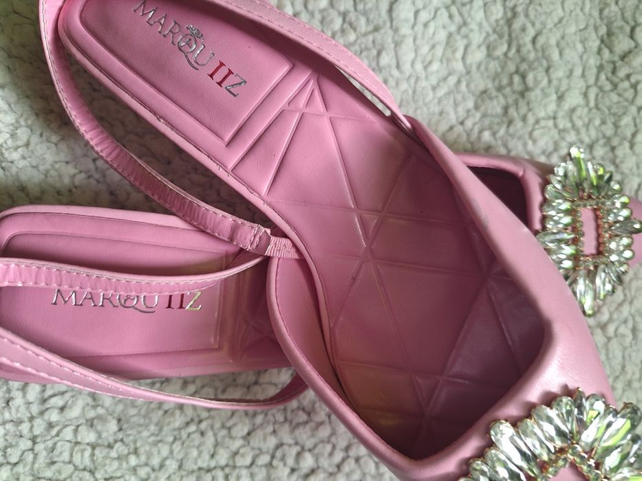 Sapatos rosa com aplicação