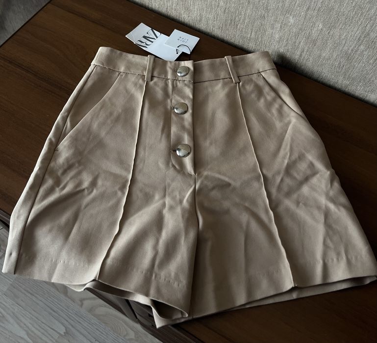 Бермуди бежеві Zara в стилі old money