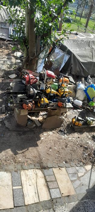 Motosserras varias a trabalhar