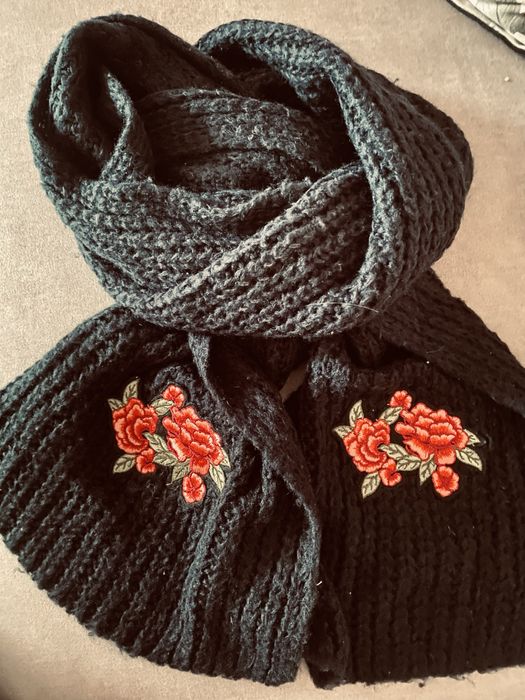 Piękny czarny szalik z motywem kwiatowym