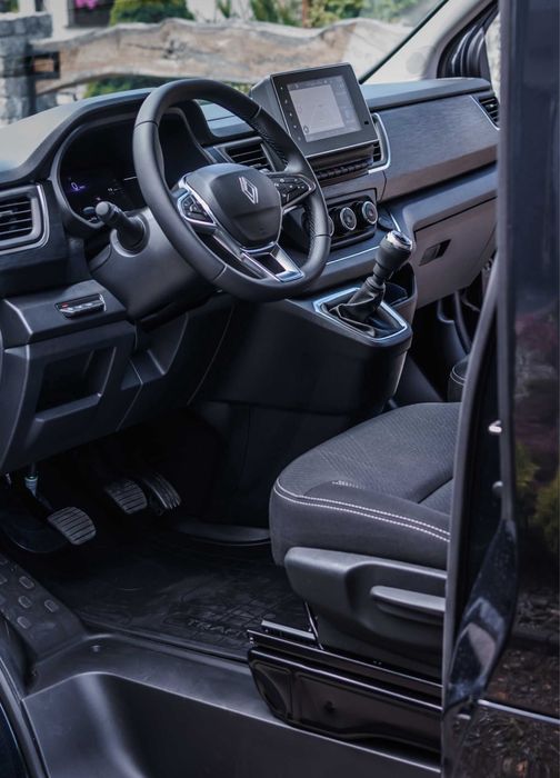 Renault Trafic – wynajem busa 9-osobowego