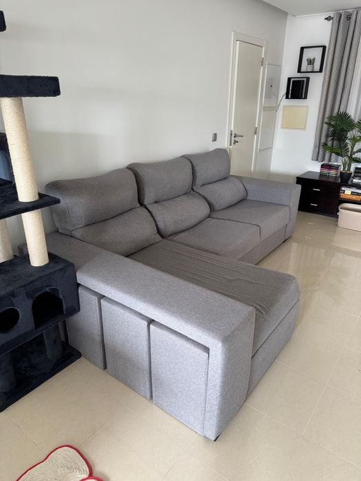 Mesa  com 4 cadeiras e sofa grande