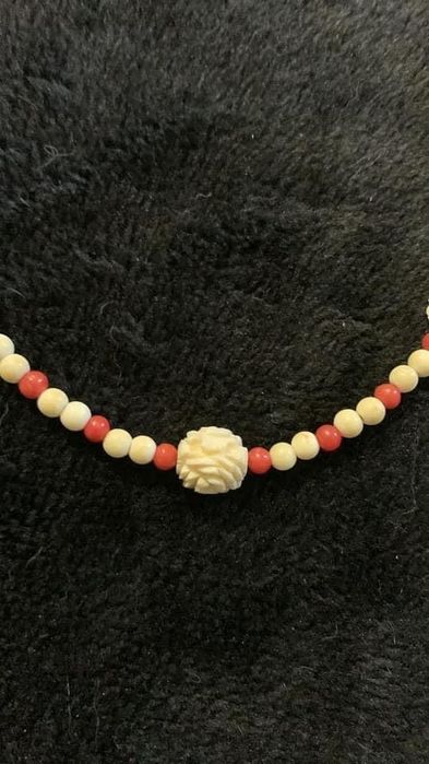 Colar em material nobre e voral vermelho legitimo