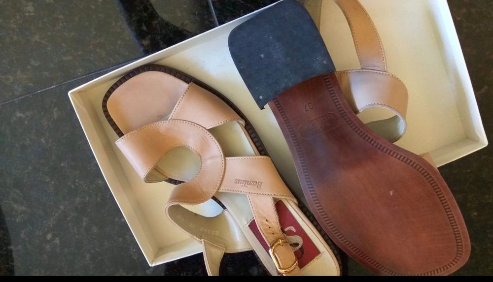 Calçado - sandálias em couro