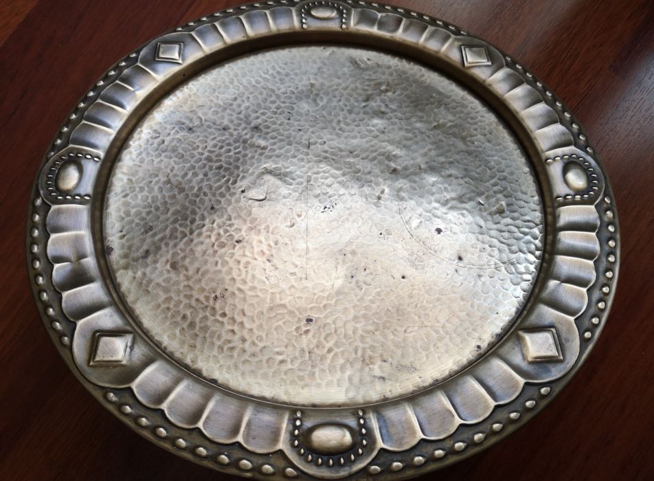 Taca Art Deco, mosiądz młotkowany, stara patyna, średnica 35 cm.