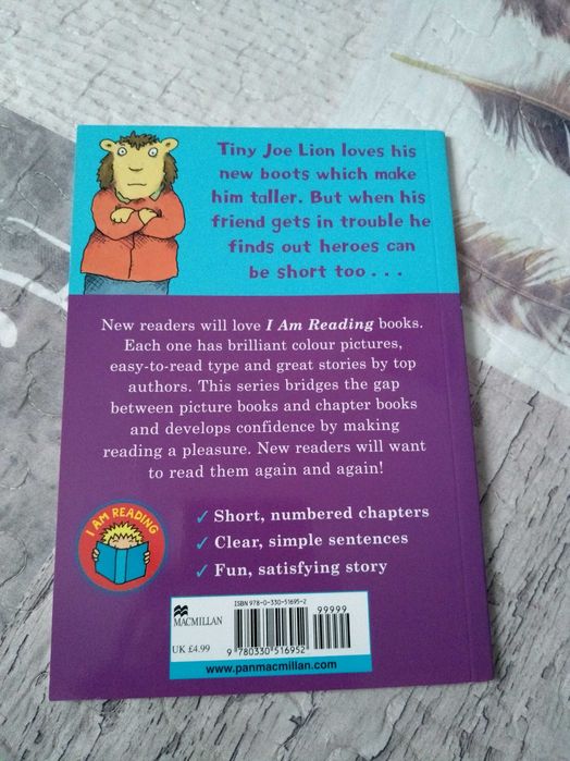 Książka po angielsku Joe Lion's Big Boots. I am Reading, Kara May