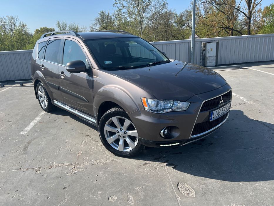 Samochód Mitsubishi outlander