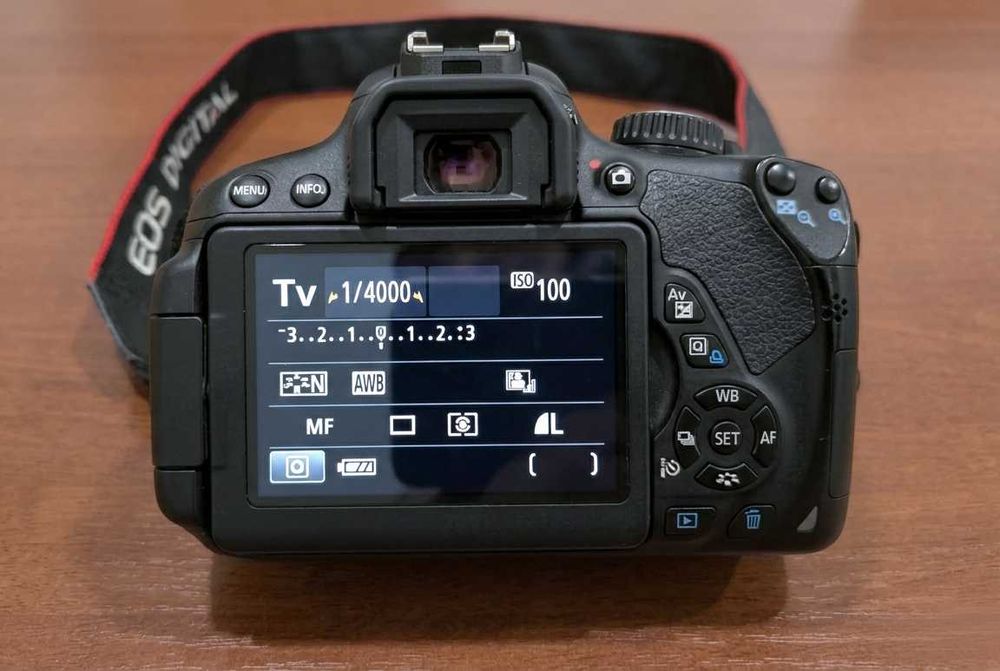 Дзеркальний фотоапарат Canon Eos 650D -об'єктив, сумка. Стан нового!