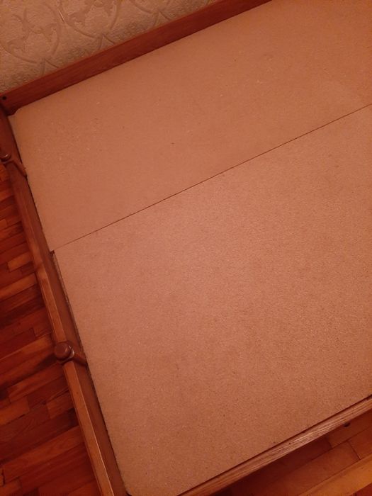 Кровать дерево,туалетный столик ,тумбв под телевизор